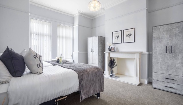 Central Castleford 4 Bed House - Free Parking