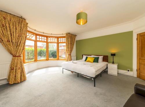 Central Caversham Traditional English House Pass the Keys