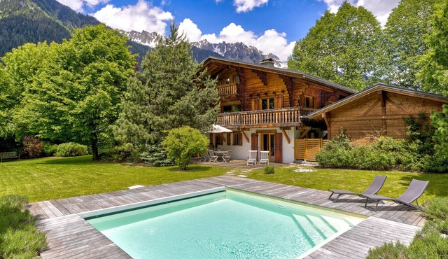 Central Chalet with Hot Tub, Outdoor Pool (Summer)