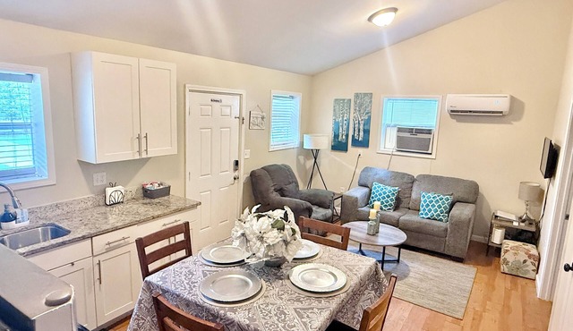 Central/Charming Apt 2 Br/1 Bath.Close to Airport 15min. Private Entry