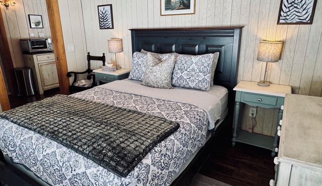 Central & Charming Huntsville Cottage Retreat- Fire Pit, WiFi, Forest Views!