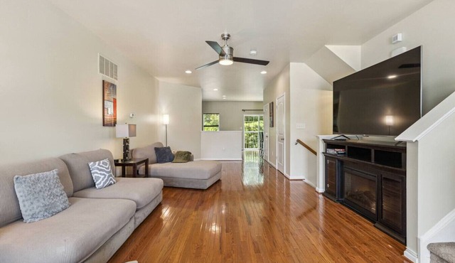 Central Christiana Moderno - 3-BR Townhome in delightful Newark with AC and more