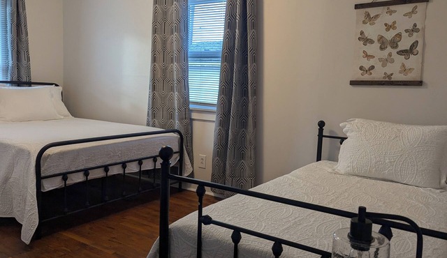 Central City Escape : 2 Bedroom/Large Yard/Trailer Parking