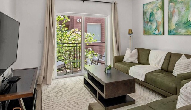 Central City Luxury-2BR/2BA Pool/Htub/Gym/Parking