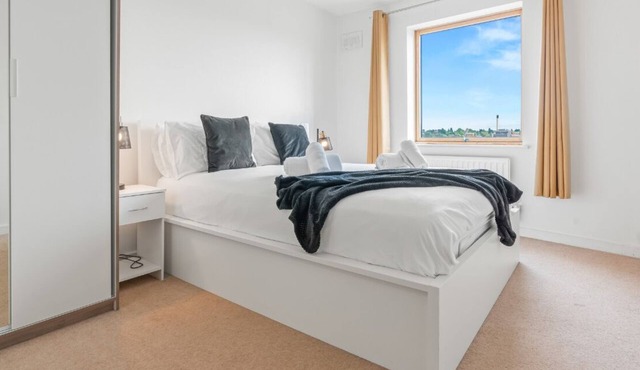 Central City View Apartment|Parking|2 Bed|3 Guests