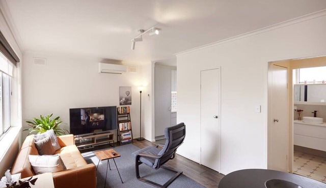 Central Classic Collingwood Modern Apt.