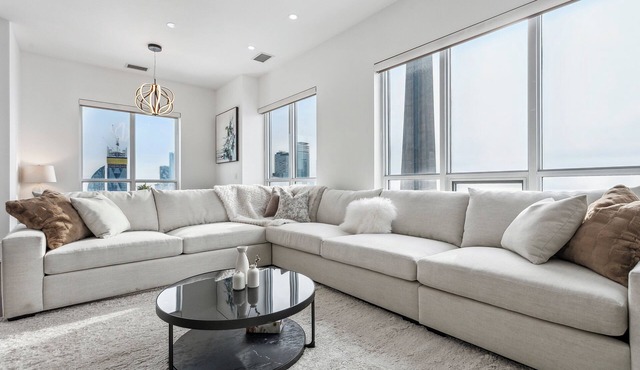 Central CN Tower View | 3bed 3 bath | 6 Guest | Pool | Gym | Parking