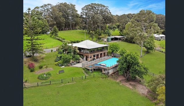 Central Coast Alpaca Farm Stay - On 5 secluded acres with pool