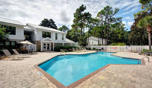 Central Condo | Pool & Gym | 10 Min to East Beach