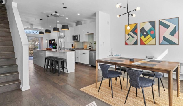 Central Condo w/Balcony, Close to DT & Food