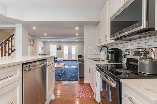 Central Convenient Home with Free Parking #DCottage