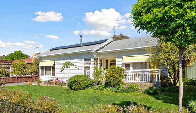 Central Cottage: 4 BR, 2 BA House in Mansfield, Sleeps 8