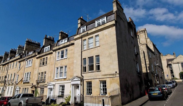 Central Courtyard Apartment - Pass the Keys