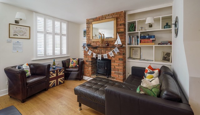 Central Cowes Victorian Cottage. Sunny Garden, 2 baths, Ferry Discount STA.