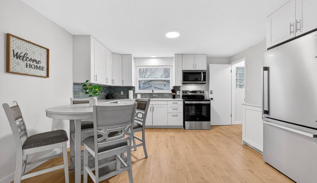 Central Cozy 2BR w/Garage & Airport Nearby