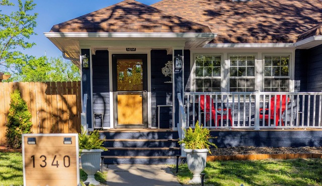 Central Cozy Cottage! Spacious entertaining area, gameroom, and cornhole arena!