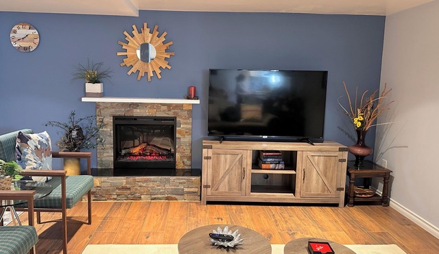 Central Cozy Stay- near C-train, office space, quiet, 2BR, sleeps 6