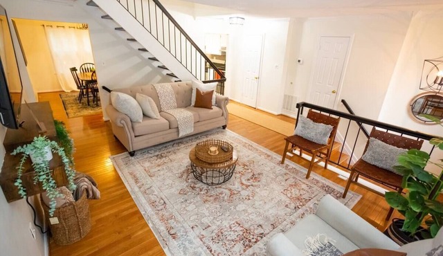 Central DC Metro Area Location, 3 bdrm 3.5 Bath home w/KING bed, Deck, Parking