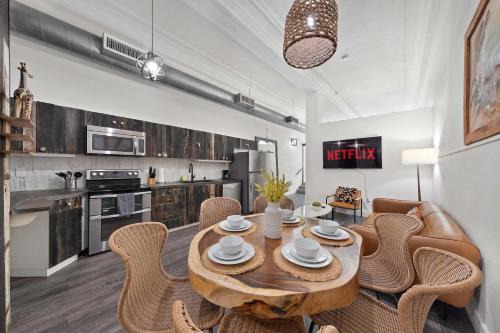 Central Downtown Apt Sleeps 8 & Enjoy Gaslamp