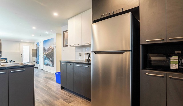 Central Downtown Montreal | 3BR/1BA Balmoral Condo