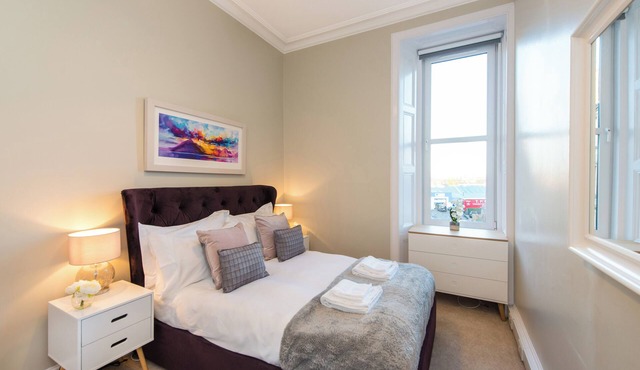 Central Edinburgh Apartment with Modern Design in Wonderful Area