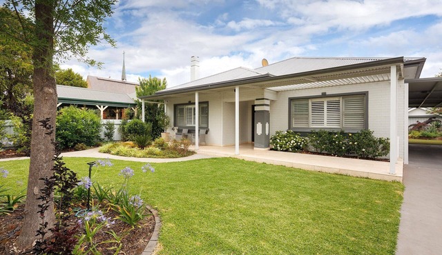 Central Entertainer's Paradise - Stunning three bedroom classic in the heart of Wodonga
