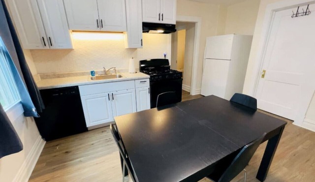 Central Evanston Private 1st Floor Roomy Apt