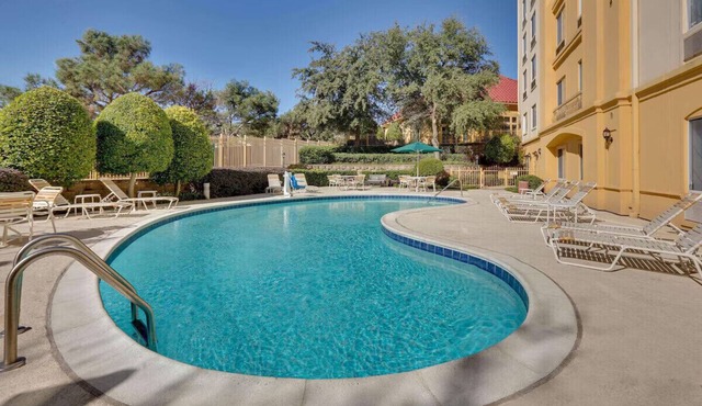 Central Expressway King Studio w/Breakfast & Pool