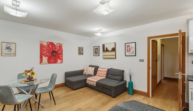 Central Flat Steps from St. Paul’s