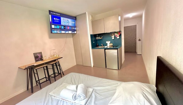 Central, fully-equipped studio Lyon kitchen included