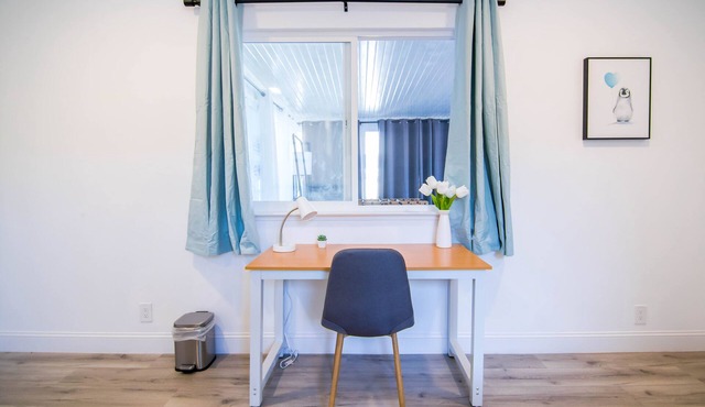 Central Gem, Chic Retreat: 8BR/5.5BA Large Home in Milbraen