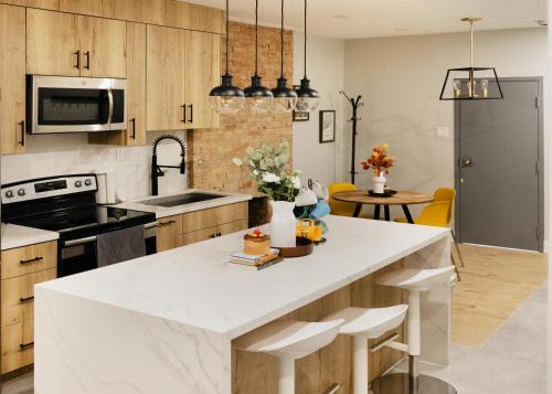 Central Getaway University of Toronto TTC Queen M