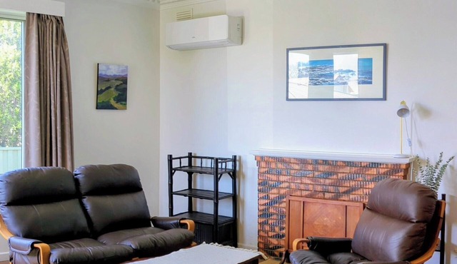 Central granny flat, a short walk to the beach, cafes and town centre.