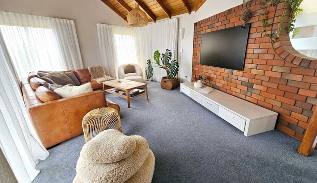 Central Harbour Views on a Quiet Street – Spacious Family Home