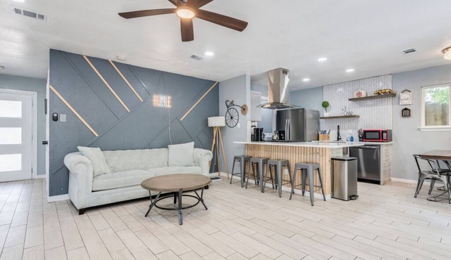 Central/Heated or Cool Pool/Spa/BBQ/Arcade/Shuffleboard