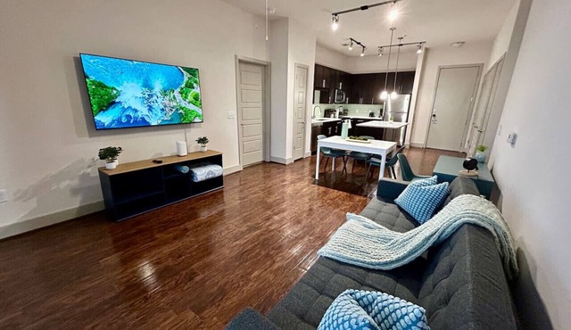 Central Heights functional 2/2 Long-term Condo