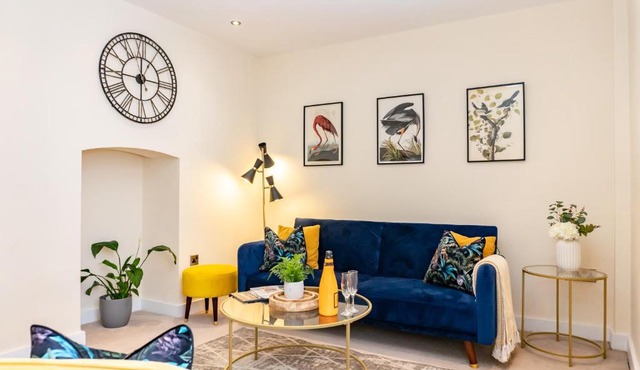 Central High street Location, Quiet, Spotless High street hideaway