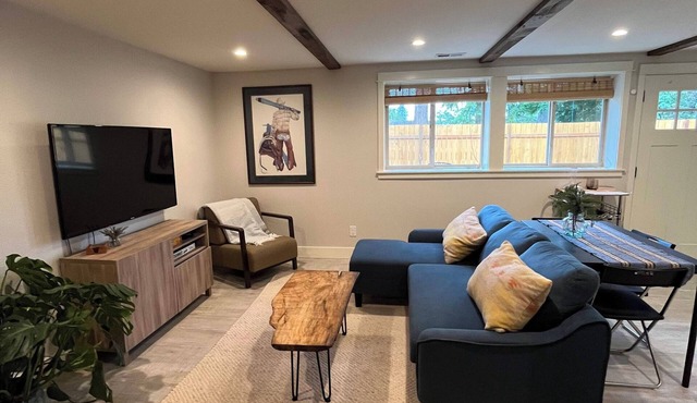 Central Home Base - Private & Spacious ADU - Fast Wifi + Desk