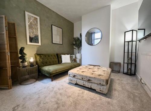 Central Home in Portsmouth Sleeps 10