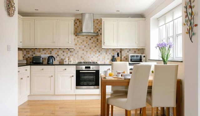 Central Home Near The Sea and Town with 2 Bedrooms