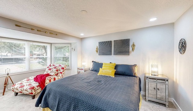 Central Home with Large Yard, Full Kitchen, Private Washer/Dryer & Smart TVs