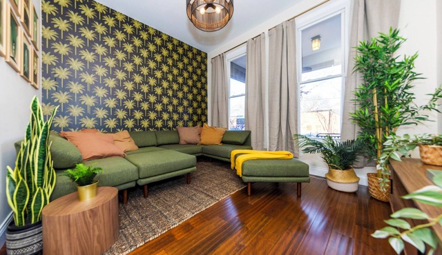 Central house location! Private yard w/Firepit, BBQ, 3 Kings, 75" TV, Parking