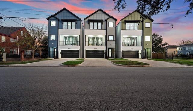 Central Houston 9BR Retreat – 2 Hot Tubs + Game Room – Sleeps 20+