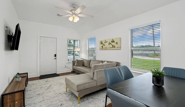 Central Houston - Bright and Spacious Modern Mid - 4 miles to DT