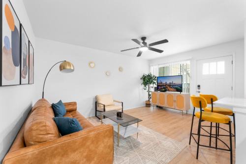 Central Hyde Park 2BR king suites close to UT, Moody Center, DT