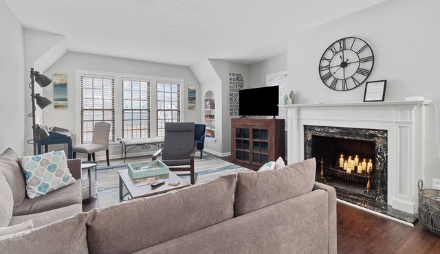 Central-Immaculate-Parking-Fenced Yard-Dining