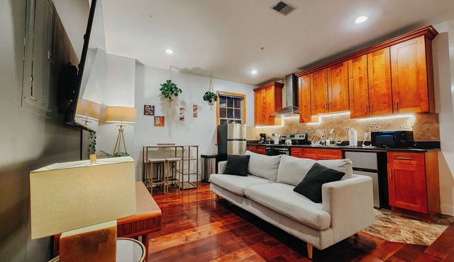 Central/King Bed/4 En-Suite Bathrooms/65" TV