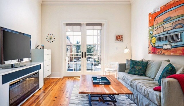 Central King St Condo: Private Balcony, Full Kitchen & Comfort for 6 Guests