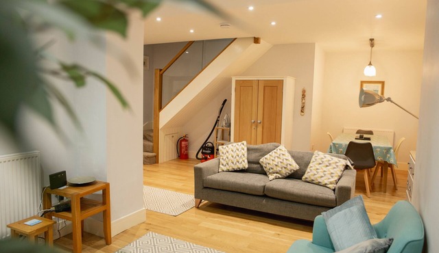 Central Kingsbridge 2 Bedroom Modern Dog Friendly Cottage