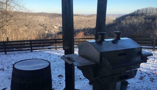 Central Ky cabin with a beautiful view. Near Bourbon Trail & local festivals
